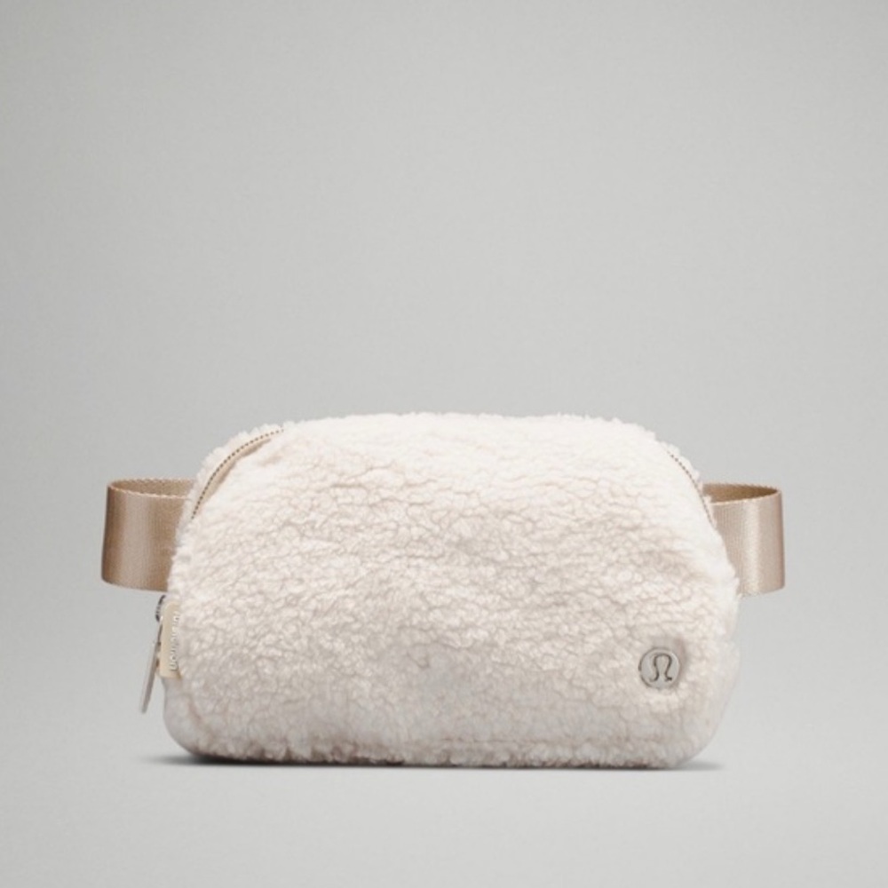 Lululemon Everywhere Belt Bag Fleece in Natural Ivory 1L